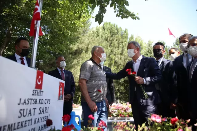 Milli Savunma Bakanı Akar, şehitlikleri ziyaret etti