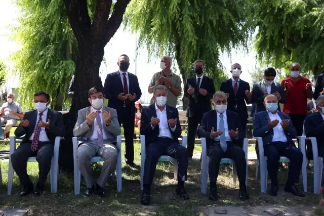 Milli Savunma Bakanı Akar, şehitlikleri ziyaret etti