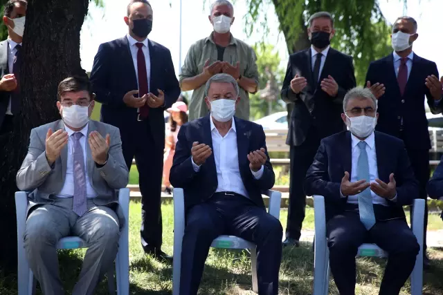 Milli Savunma Bakanı Akar, şehitlikleri ziyaret etti