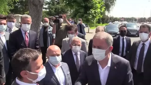 Milli Savunma Bakanı Akar, şehitlikleri ziyaret etti Milli Savunma Bakanı Akar, şehitlikleri ziyaret etti