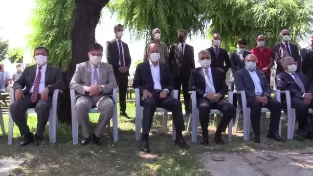 Milli Savunma Bakanı Akar, şehitlikleri ziyaret etti
