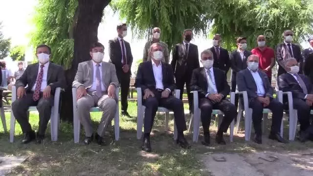 Milli Savunma Bakanı Akar, şehitlikleri ziyaret etti