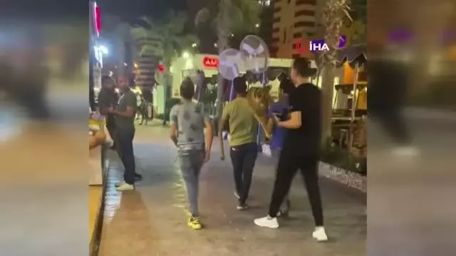 Mısır'da sokakta aslanla gezen 3 kişi tutuklandı Mısır'da sokakta aslanla gezen 3 kişi tutuklandı