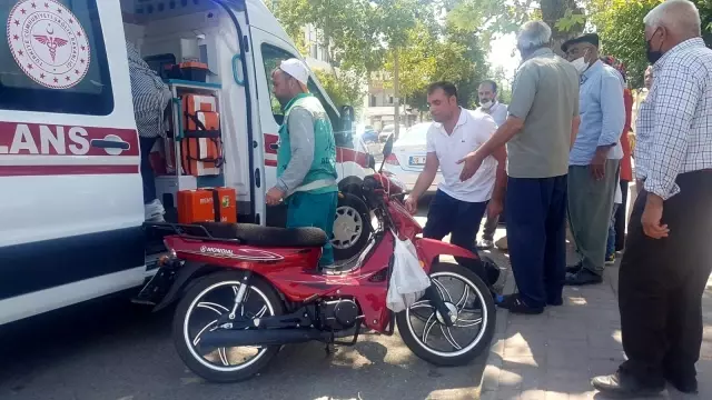 Motosiklet ile otomobil çarpıştı: 3 yaralı
