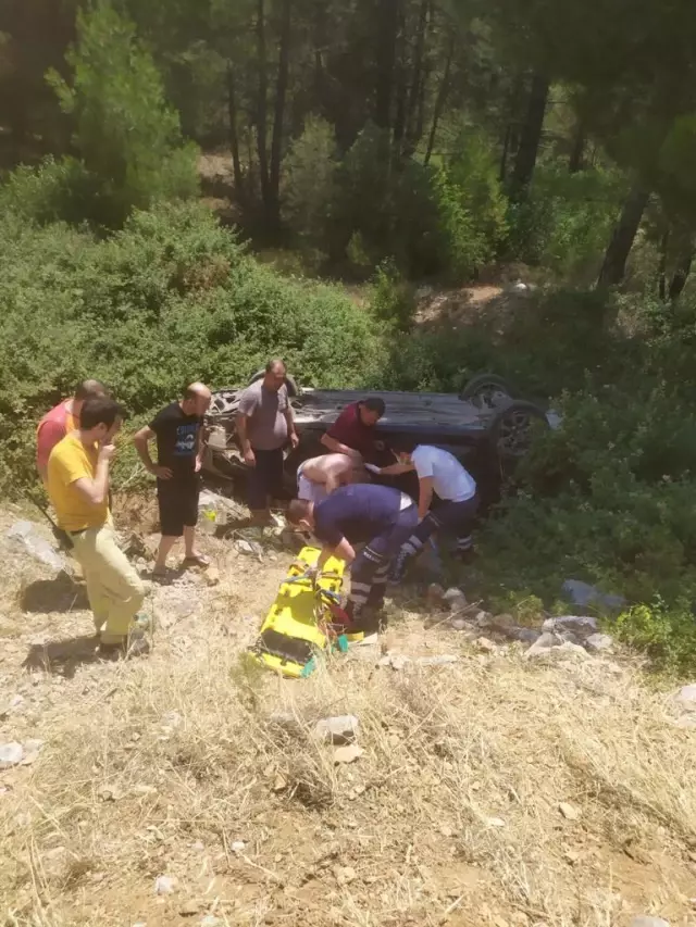 Muğla'da otomobil şarampole devrildi: 5 yaralı Muğla'da otomobil şarampole devrildi: 5 yaralı