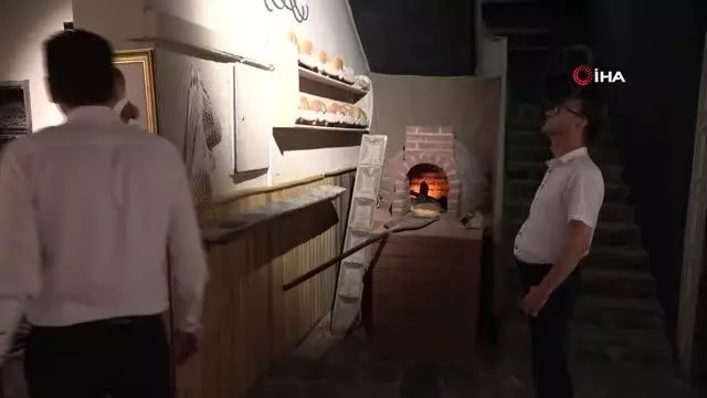 Müzeye giren 100 yıl öncesinin esnafını görüyor