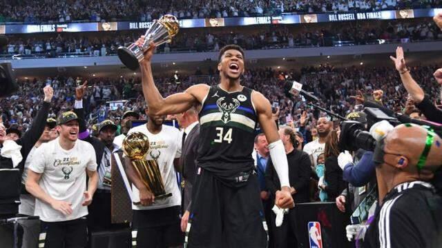 NBA'in en değerlisi Giannis'in sokaklarda saat satarak geçimini sağladığı günler geçlere hayat dersi oldu NBA'in en değerlisi Giannis'in sokaklarda saat satarak geçimini sağladığı günler geçlere hayat dersi oldu