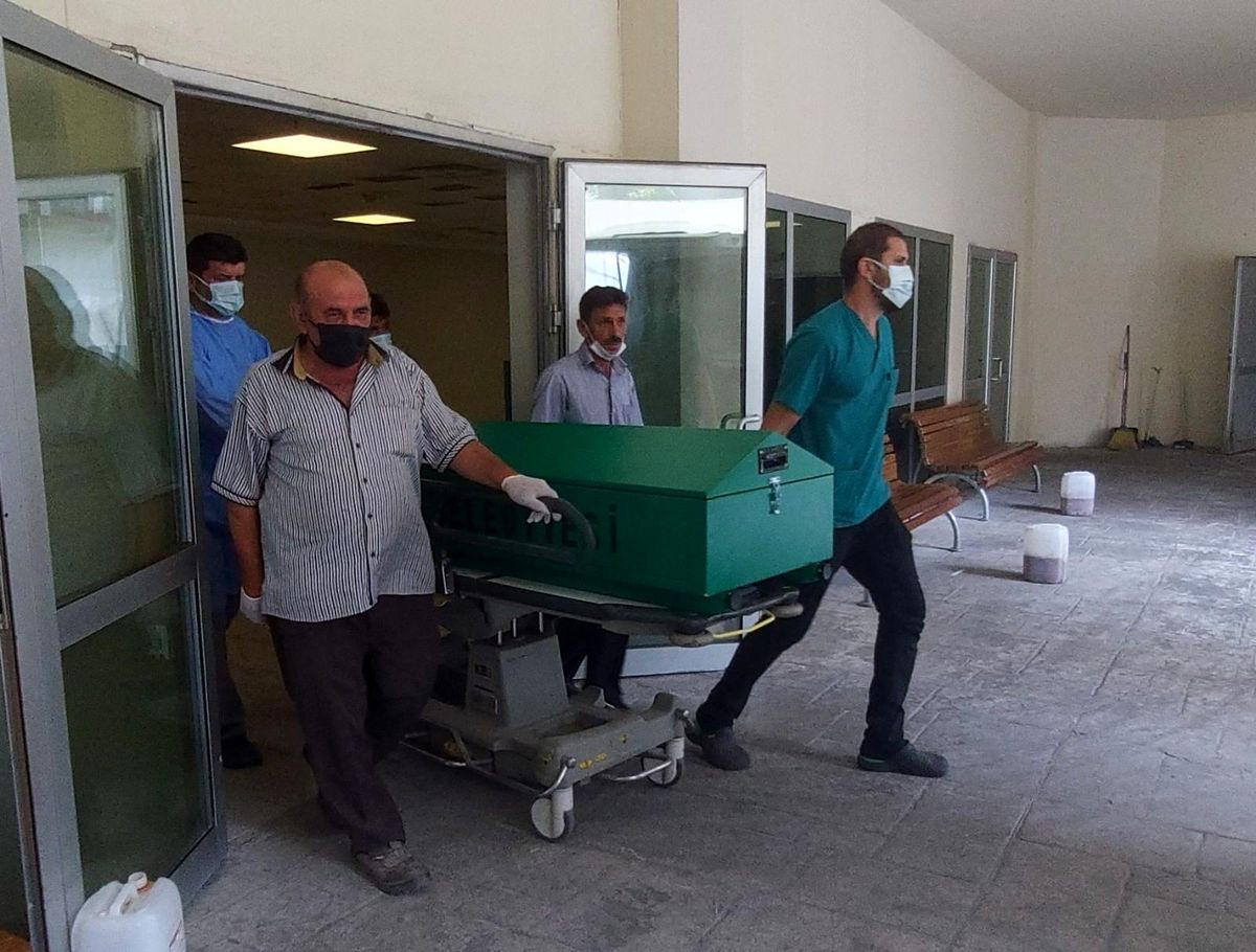 Oksijen tüpüne bağlı halde sigara içmek isterken canından oldu