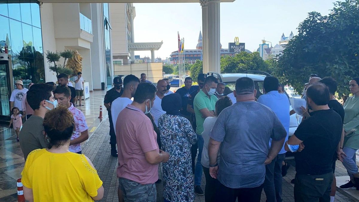 Aylar öncesinden rezervasyon yaptıran tatilciler, otelin yönetim değiştirmesi nedeniyle mağdur oldu
