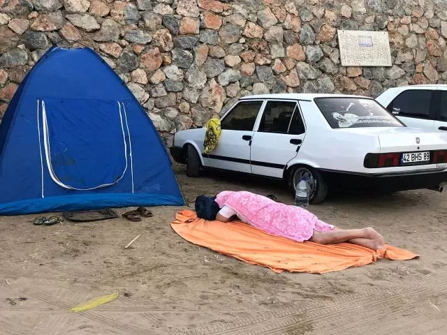 Oteller yüzde yüz doldu, dışarıda kalan tatilciler araçlarında ve yerlerde uyudu