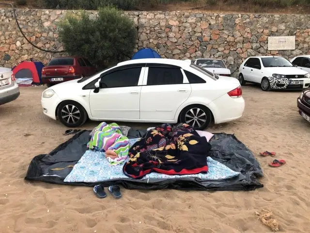 Oteller yüzde yüz doldu, dışarıda kalan tatilciler araçlarında ve yerlerde uyudu