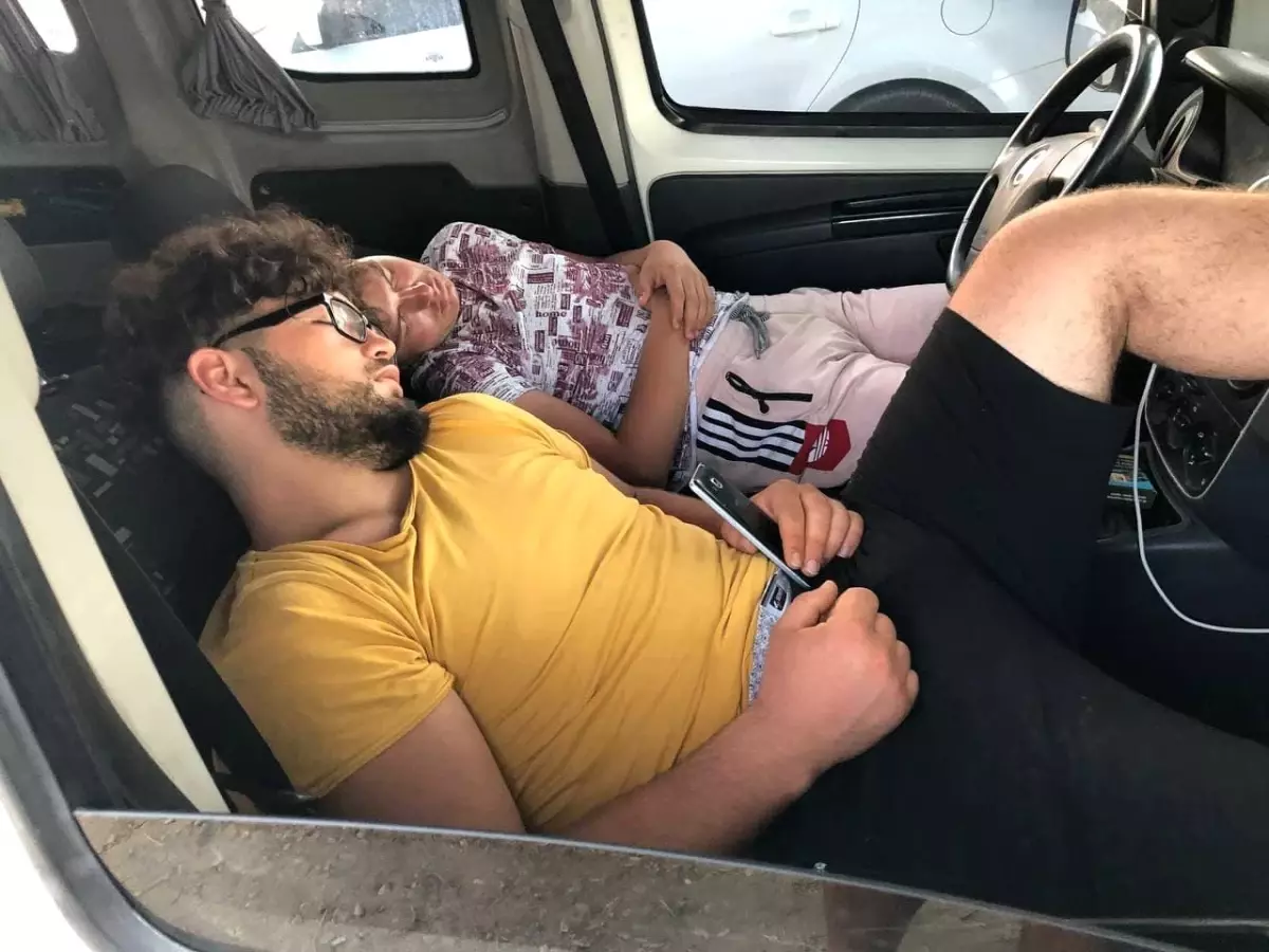 Oteller yüzde yüz doldu, dışarıda kalan tatilciler araçlarında ve yerlerde uyudu
