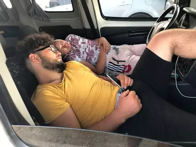 Oteller yüzde yüz doldu, dışarıda kalan tatilciler araçlarında ve yerlerde uyudu Oteller yüzde yüz doldu, dışarıda kalan tatilciler araçlarında ve yerlerde uyudu