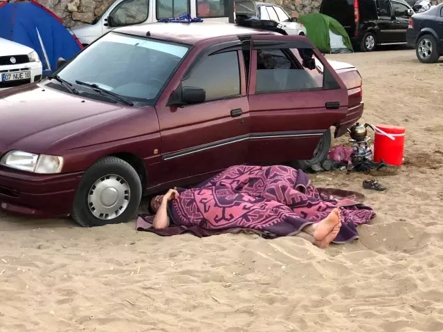 Oteller yüzde yüz doldu, dışarıda kalan tatilciler araçlarında ve yerlerde uyudu