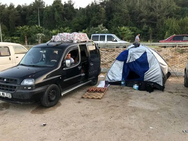 Oteller yüzde yüz doldu, dışarıda kalan tatilciler araçlarında ve yerlerde uyudu