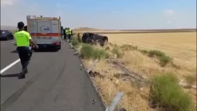 Otomobil bariyerlere saplandı: 2 ölü, 4 yaralı Otomobil bariyerlere saplandı: 2 ölü, 4 yaralı