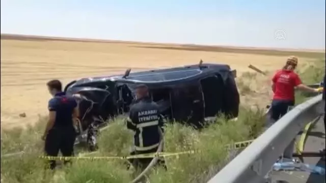 Otomobil bariyerlere saplandı: 2 ölü, 4 yaralı