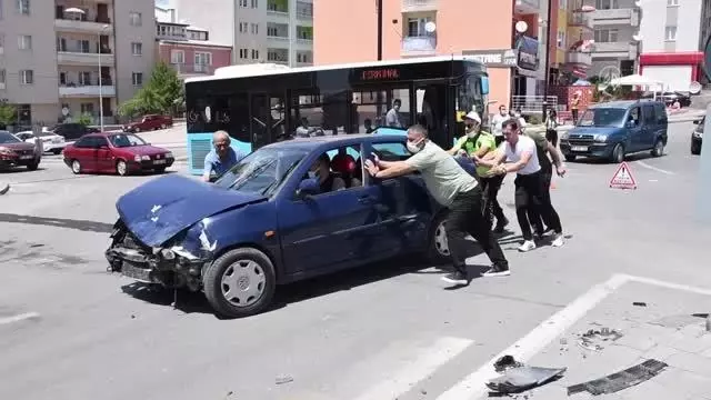 Otomobil ile hafif ticari araç çarpıştı: 4 yaralı Otomobil ile hafif ticari araç çarpıştı: 4 yaralı