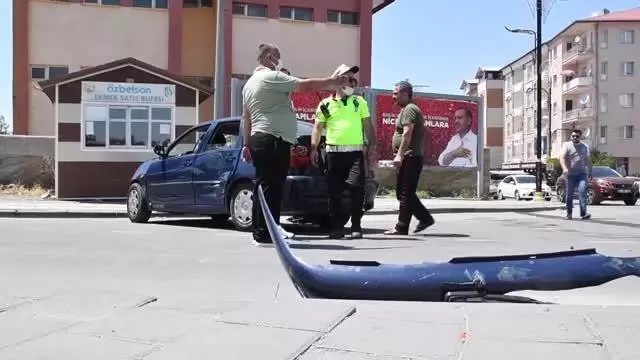 Otomobil ile hafif ticari araç çarpıştı: 4 yaralı