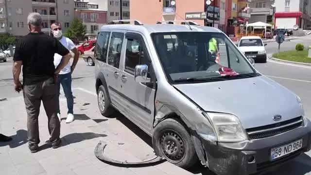 Otomobil ile hafif ticari araç çarpıştı: 4 yaralı