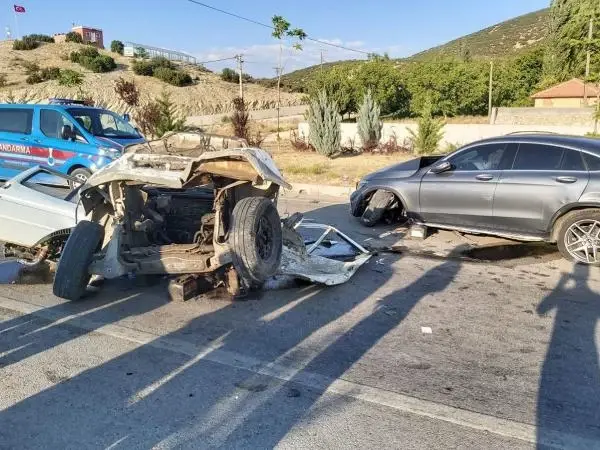 Kaza yürekleri ağza getirdi! Şiddetli çarpışmada minibüs ikiye bölündü Kaza yürekleri ağza getirdi! Şiddetli çarpışmada minibüs ikiye bölündü