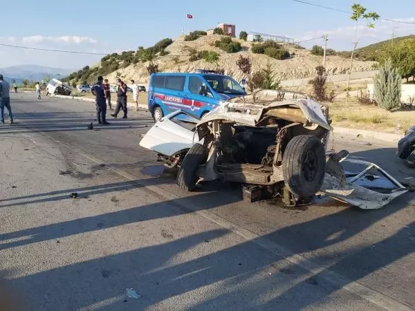 Kaza yürekleri ağza getirdi! Şiddetli çarpışmada minibüs ikiye bölündü Kaza yürekleri ağza getirdi! Şiddetli çarpışmada minibüs ikiye bölündü