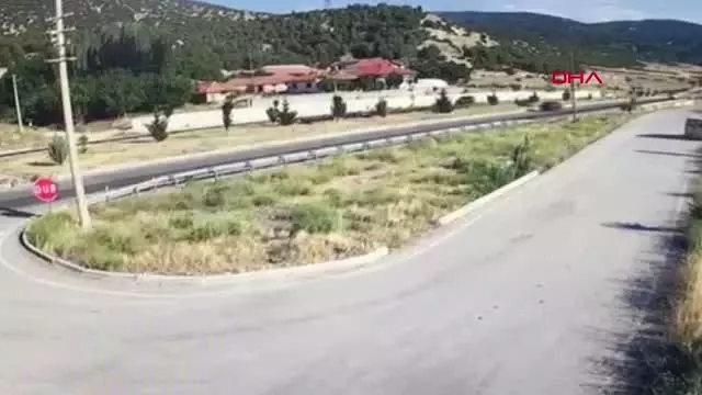 Son dakika haberi! OTOMOBİLLE ÇARPIŞAN MİNİBÜS İKİYE BÖLÜNDÜ; KAZA KAMERADA