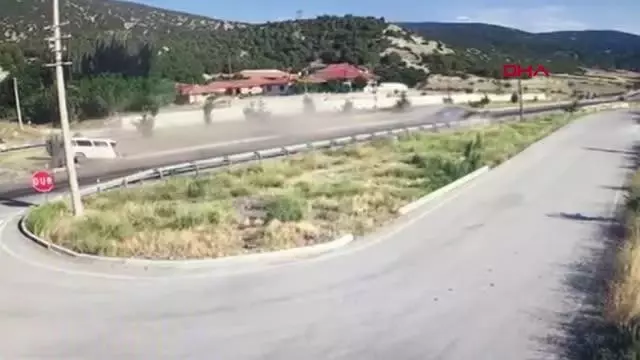 Son dakika haberi! OTOMOBİLLE ÇARPIŞAN MİNİBÜS İKİYE BÖLÜNDÜ; KAZA KAMERADA