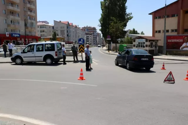 Otomobiller çarpıştı: 4 yaralı Otomobiller çarpıştı: 4 yaralı