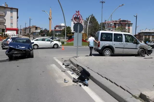 Otomobiller çarpıştı: 4 yaralı