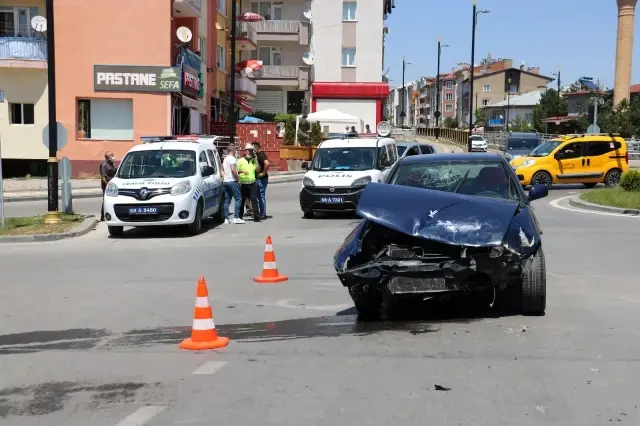 Otomobiller çarpıştı: 4 yaralı