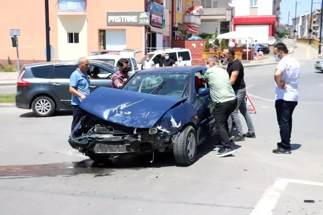 Otomobiller çarpıştı: 4 yaralı