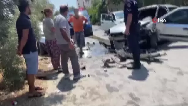 Otomobiller kafa kafaya çarpıştı: 4 yaralı Otomobiller kafa kafaya çarpıştı: 4 yaralı