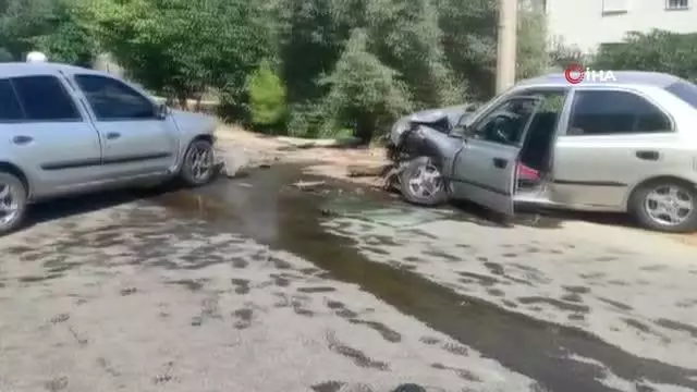 Otomobiller kafa kafaya çarpıştı: 4 yaralı