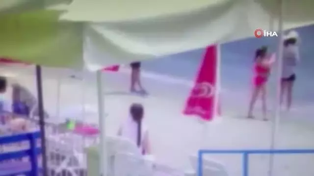Plajda hırsızlık kamerada