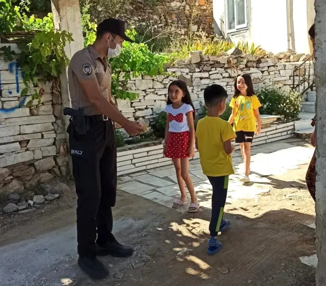 Polis ekiplerinden çocuklara bayram şekeri