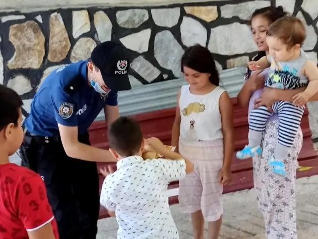Polis ekiplerinden çocuklara bayram şekeri