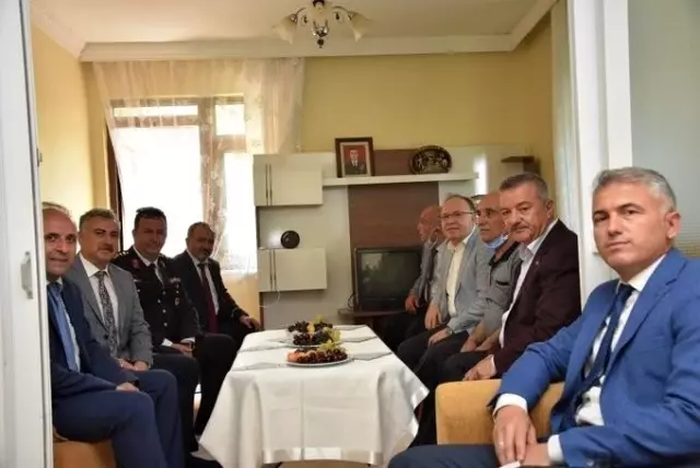 Protokol üyeleri şehit ailesi ile bir araya geldi