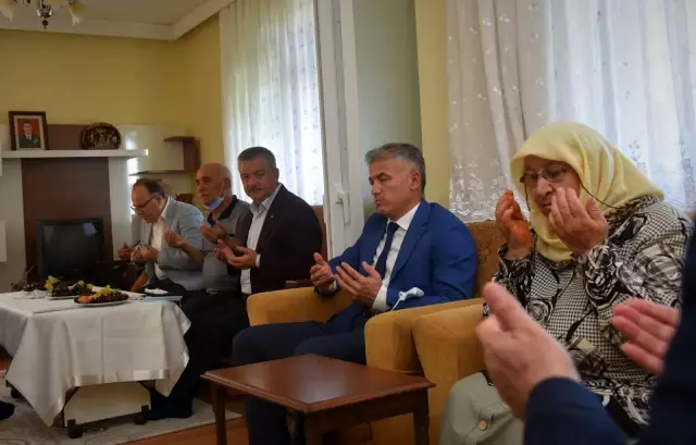 Protokol üyeleri şehit ailesi ile bir araya geldi