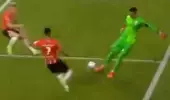 PSV futbolcularının baskısı, yılların tecrübesi Muslera'yı çaresiz bıraktı PSV futbolcularının baskısı, yılların tecrübesi Muslera'yı çaresiz bıraktı