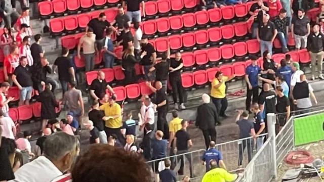 PSV-Galatasaray maçında ortalık karıştı! Temsilcimize çirkin saldırı