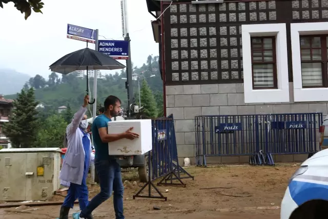 Rize'de afet bölgesindeki vatandaşlar buruk bir bayram geçiriyor