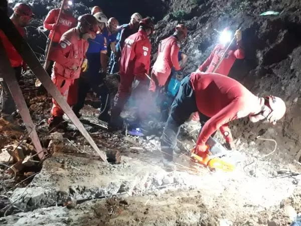Son dakika haberleri! RİZE'DE ÇÖKEN 3 KATLI EVİN ENKAZINDAKİ ZORLU ARAMA ÇALIŞMASI KAMERADA
