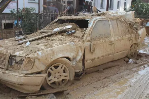 Son dakika haber | RİZE'DEKİ SELDE 47 BİNA YIKILDI, 99 BİNADA AĞIR HASAR VAR