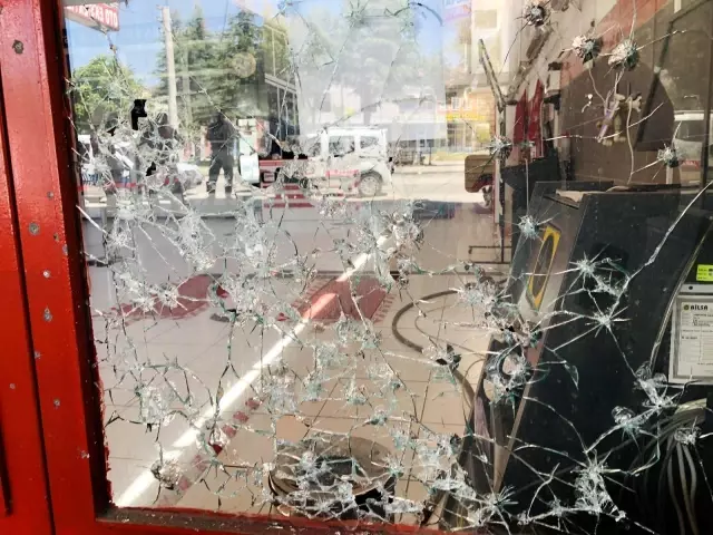 İş yerine gelen esnaf, dükkanını kurşunlanmış halde buldu