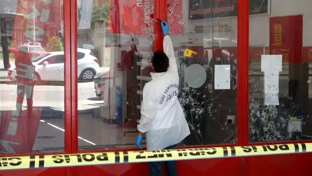 İş yerine gelen esnaf, dükkanını kurşunlanmış halde buldu
