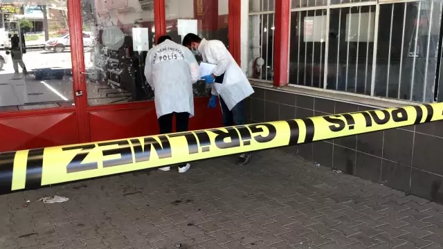 İş yerine gelen esnaf, dükkanını kurşunlanmış halde buldu