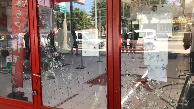 İş yerine gelen esnaf, dükkanını kurşunlanmış halde buldu
