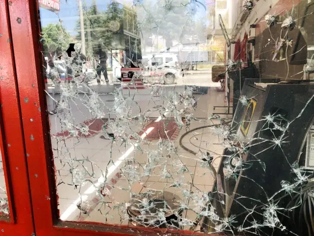 İş yerine gelen esnaf, dükkanını kurşunlanmış halde buldu