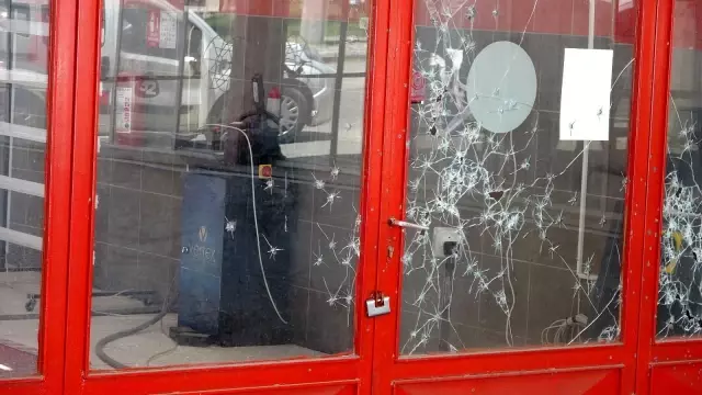 İş yerine gelen esnaf, dükkanını kurşunlanmış halde buldu